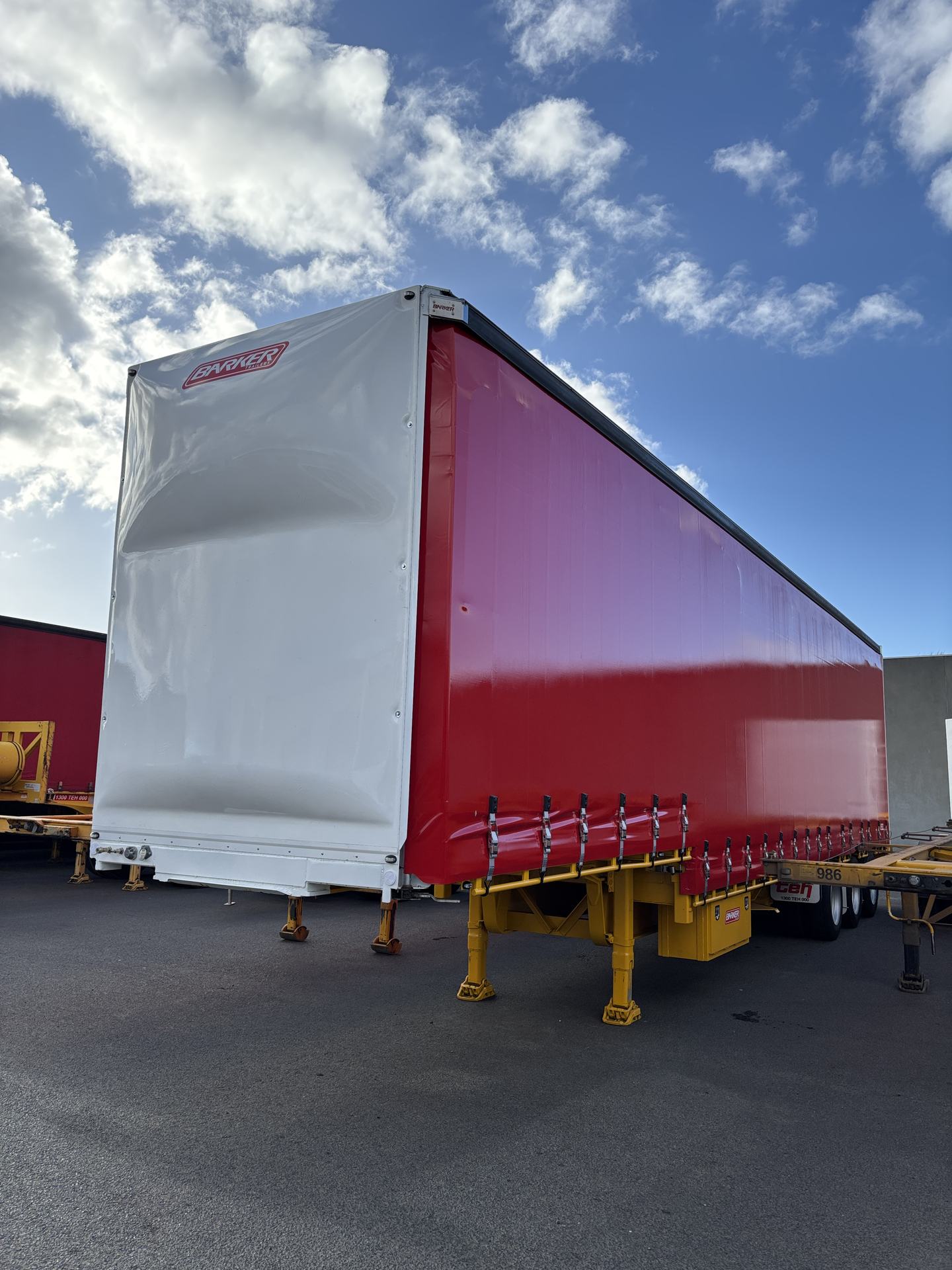 TEH B trailer curtainsider with red curtains