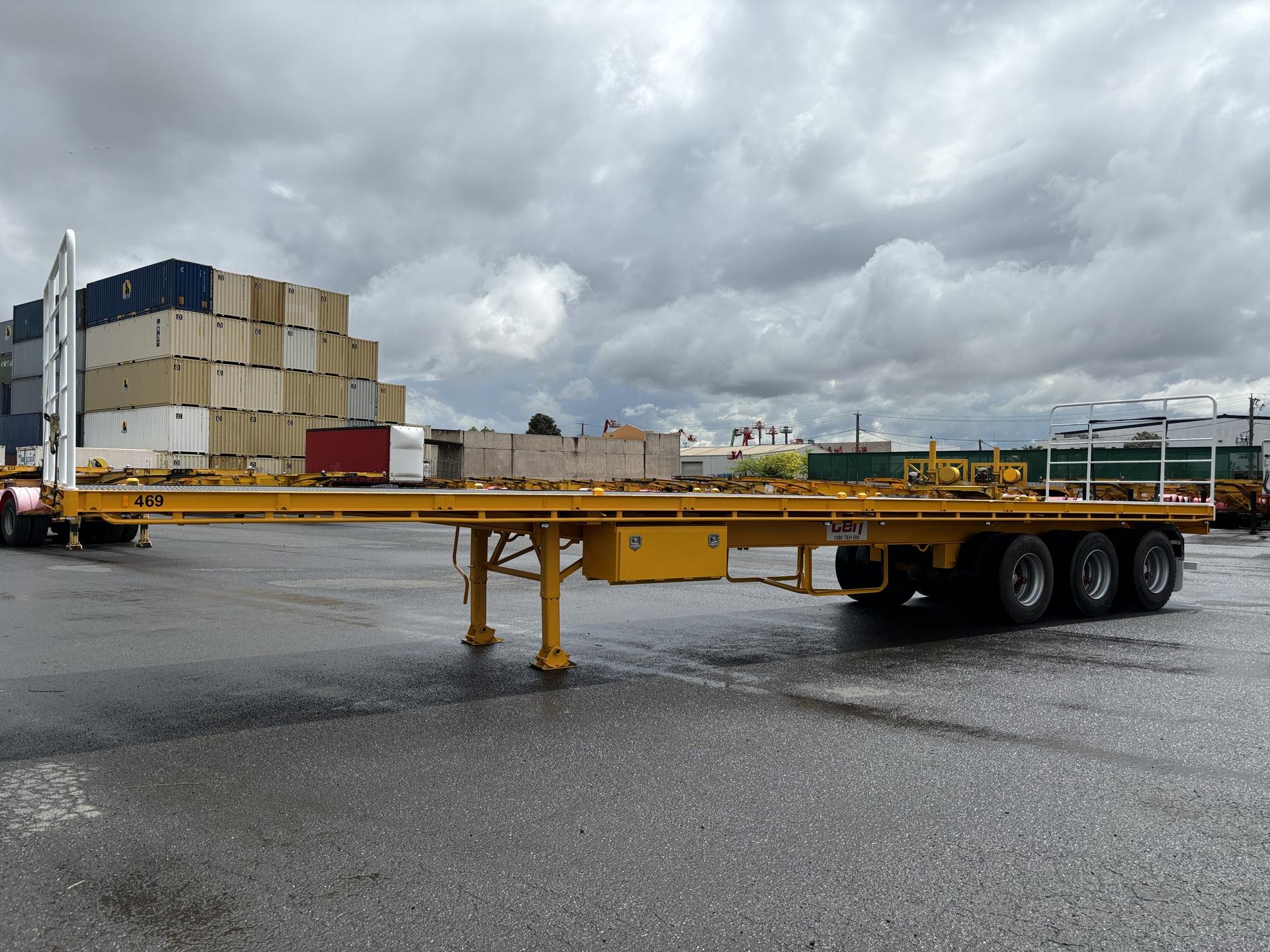 TEH tri-axle flat top trailer in side profile