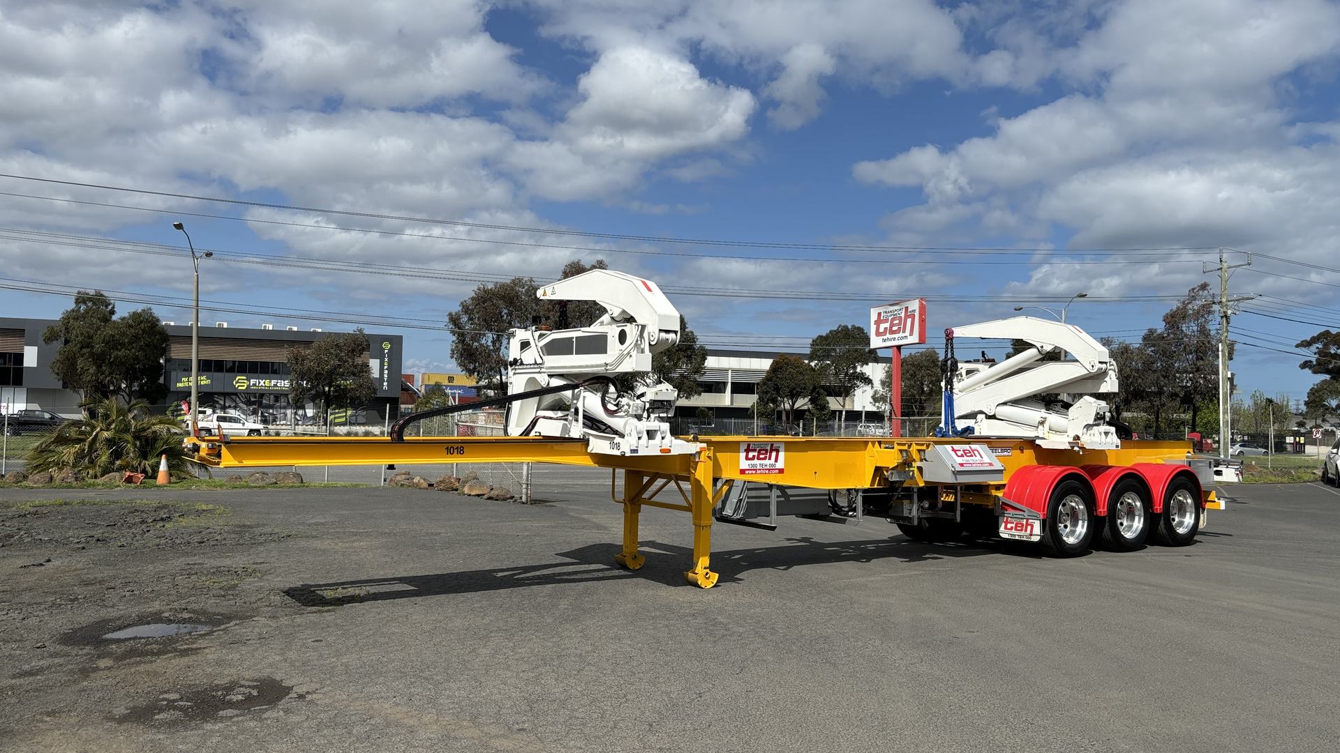 TEH side loader trailer with twin hydraulic container cranes